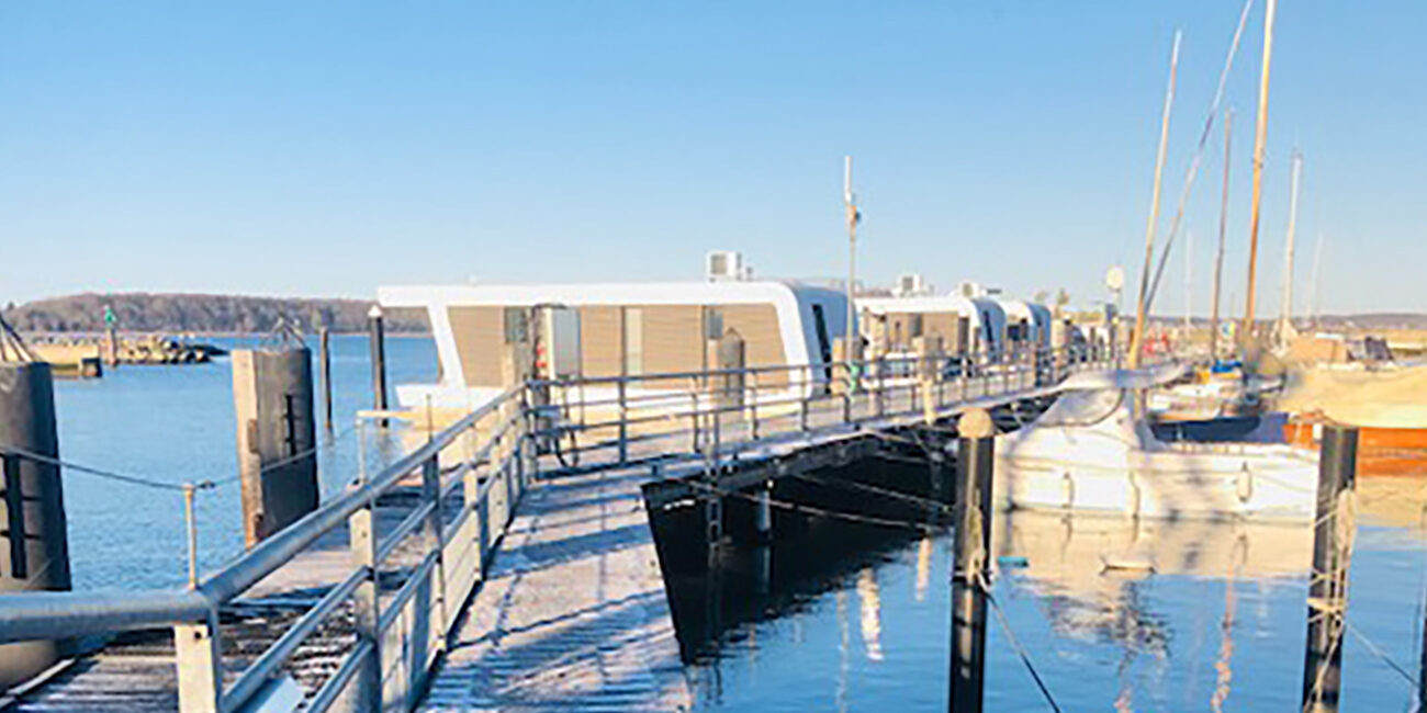 Floating Homes im Hafen von Laboe