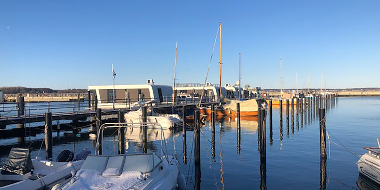 Floating Homes im Hafen von Laboe