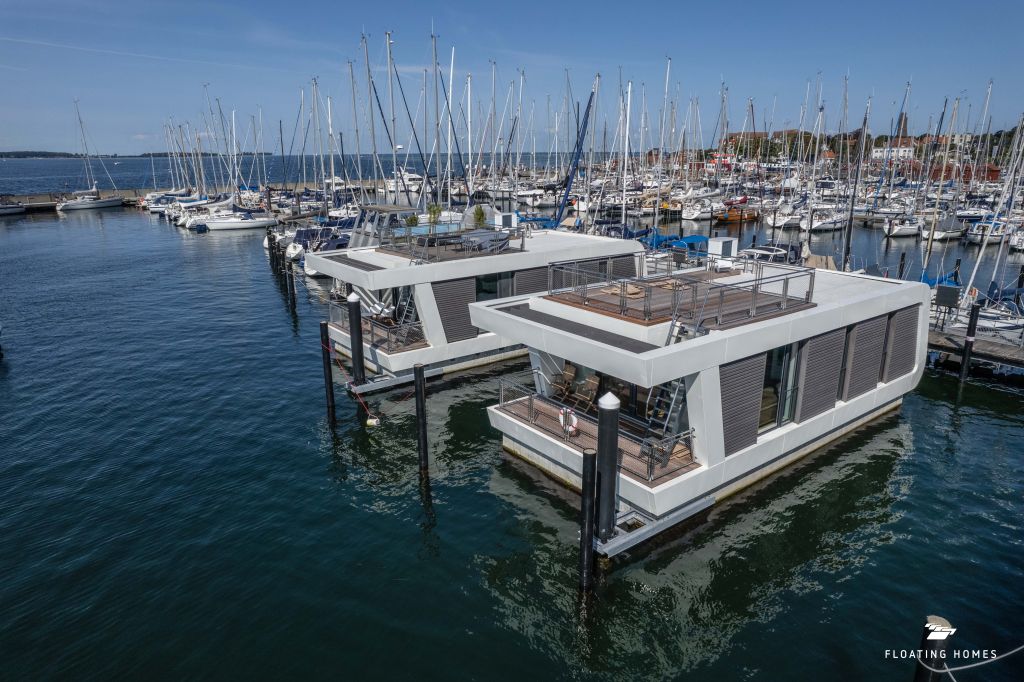 JanaHausboot im Hafen von Laboe