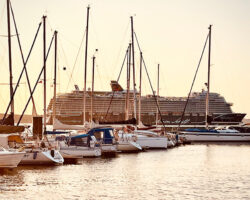 Kreuzfahrtschiff auf JanaHausboot